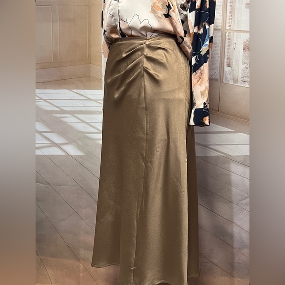 STATUS by‎ CHENAULT Tan pull on satin pleated skirt size L. - Picture 3 of 14